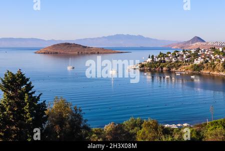 Costa egea con meravigliose acque blu, ricca natura, isole, montagne e piccole case bianche Foto Stock