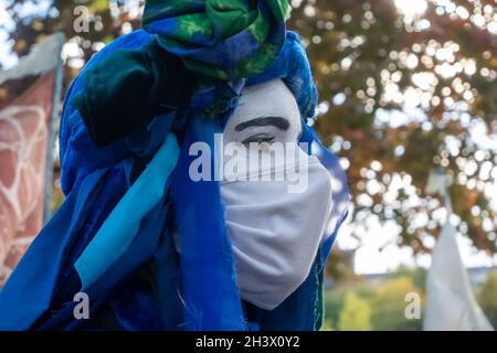 Glasgow, Scozia, Regno Unito. 30 ottobre 2021: Un membro dei ribelli blu della Rebellion d’estinzione si unisce ai pellegrini del cambiamento climatico per marciare attraverso la città da Glasgow Green a George Square per chiedere un accordo equo per il Sud Globale in vista della conferenza Onu sul cambiamento climatico COP26 che avrà inizio domani. Credit: SKULLY/Alamy Live News Foto Stock