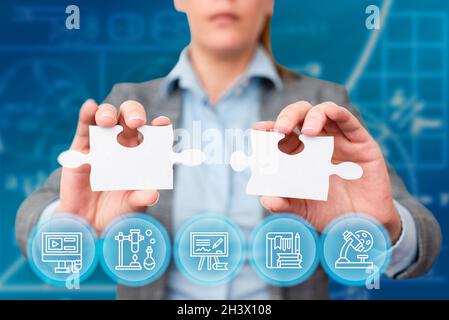 Business Woman Holding Jigsaw Puzzle pezzo con due mani sbloccare nuove tecnologie futuristiche. Palm trasporto Puzzles parte Disp Foto Stock