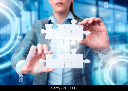 Business Woman Holding Jigsaw Puzzle pezzo con due mani sbloccare nuove tecnologie futuristiche. Palm trasporto Puzzles parte Disp Foto Stock