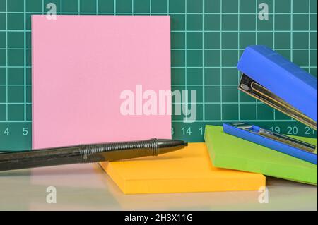 Collezione assortita multipla carta da ufficio carta fotografica con penne matite blocchi appunti notebook Ruler cucitrice cesoie carta C Foto Stock
