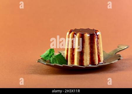 Panna cotta al caffè con salsa al cioccolato. Foto Stock