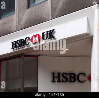 Insegna e logo sulla banca hsbc sul parco nel centro di leeds Foto Stock