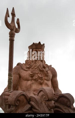 Scultura di Poseidone, dio dell'acqua e del mare, sulla riva del mare della città di Sochi. Il suo nome nella mitologia romana è Nettuno. Foto Stock