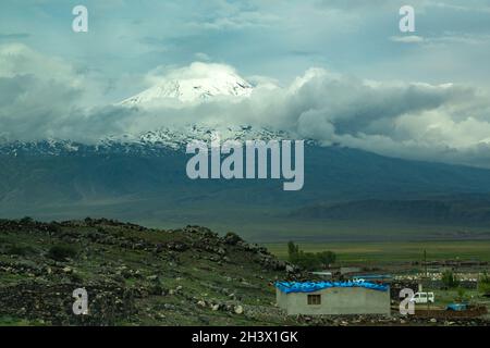 Paesaggio del Monte Ararat. È la montagna più alta della Turchia. Il Monte Ararat, situato nella Turchia orientale, è alto 5137 metri. Foto Stock