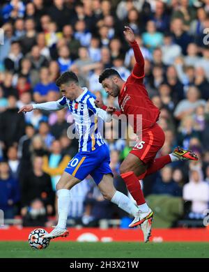 Anfield, Liverpool, Regno Unito. 30 Ott 2021. Premier League Football, Liverpool Versus Brighton and Hove Albion; Solly March of Brighton and Hove Albion si allontana da Alex Oxlade-Chamberlain of Liverpool Credit: Action Plus Sports/Alamy Live News Foto Stock