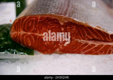 Pesci rossi ghiacciati al mare e all'oceano in un negozio da vicino. Supermercato di pesce. Un'ampia varietà di pesci. Foto di alta qualità Foto Stock