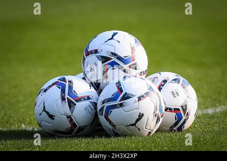 PUMA EFL teamFINAL 1 le palline da calcio sono disposte in campo prima della partita a Huddersfield, Regno Unito, il 10/30/2021. (Foto di James Heaton/News Images/Sipa USA) Foto Stock