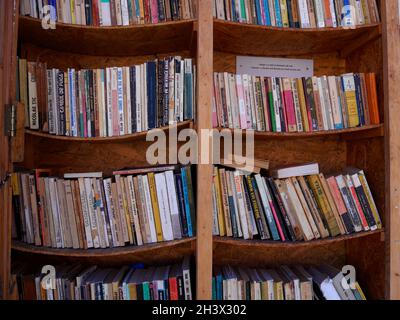 Scaffali pieni di libri in strada, Sibiu, Romania. Foto di alta qualità Foto Stock