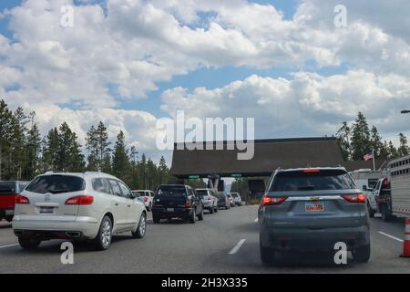 Linee di traffico all'ingresso del Parco Nazionale di Yellowstone. Foto Stock