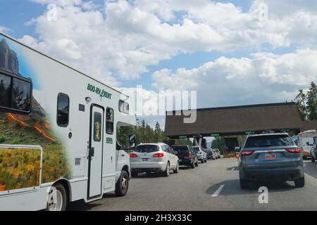 Linee di traffico all'ingresso del Parco Nazionale di Yellowstone. Foto Stock