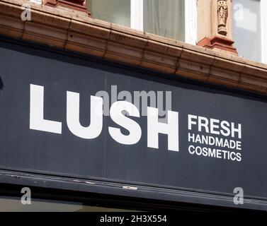 Insegna sopra il negozio di cosmetici per il corpo sulla strada commerciale di leeds Foto Stock
