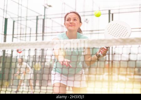 Gioco di team padel sul campo da tennis Foto Stock