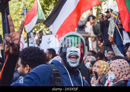 Londra, Regno Unito. 30 ottobre 2021. All'esterno di Downing Street si sono radunate grandi folle per protestare contro il colpo di stato militare in Sudan e hanno chiesto un ritorno al governo civile. Credit: Vuk Valcic / Alamy Live News Foto Stock