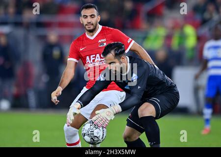 ALKMAAR, PAESI BASSI - OTTOBRE 30: Vangelis Pavlidis di AZ, Kostas Lamprou di PEC Zwolle durante la partita olandese Eredivie tra AZ e PEC Zwolle allo stadio AFAS il 30 Ottobre 2021 ad Alkmaar, Paesi Bassi (Foto di Patrick Goosen/Orange Pictures) Foto Stock