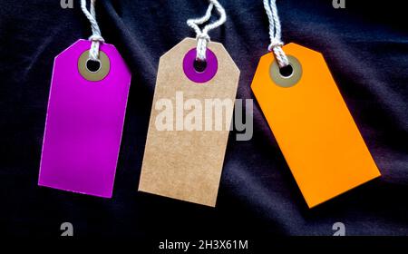 Tre mockup etichette alla moda per abiti su sfondo nero. Vendita di abbigliamento. Sfondo per le vacanze Black Friday - l'i Foto Stock
