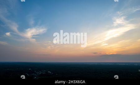 Sfondo del cielo colorato tramonto, illuminato rosa-arancio drammatico nuvole, fotografia aerea, orizzonte lontano, tramonto sole. Ideale per Foto Stock