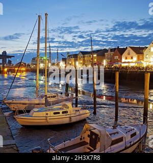 Porto di Husum, porto di marea in bassa marea in serata, porto interno, porto cittadino, Husum, Germania, Europa Foto Stock