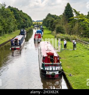 BETTISFIELD, CLWYD, GALLES - 10 LUGLIO: Vacanza in barca sul canale a Bettisfield, Clwyd il 10 luglio 2021. Quattro persone non identificate Foto Stock