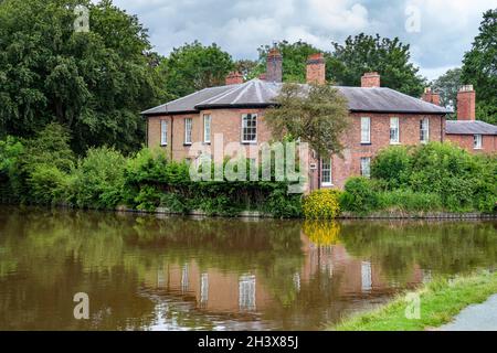 ELLESMERE, SHROPSHIRE, UK - 12 LUGLIO : Beech House sul canale a Ellesmere, Shropshire il 12 luglio 2021 Foto Stock
