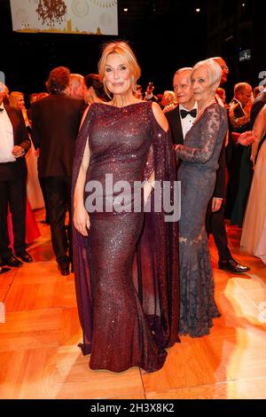 Lipsia, Germania. 30 Ott 2021. Kim Fisher balla alla XXiseiesima Opera Ball di Lipsia con il motto "Joy of Beautiful Gods". A causa della pandemia di Corona, l'evento ha dovuto essere cancellato l'anno scorso. Credit: Gerald Matzka/dpa/Alamy Live News Foto Stock