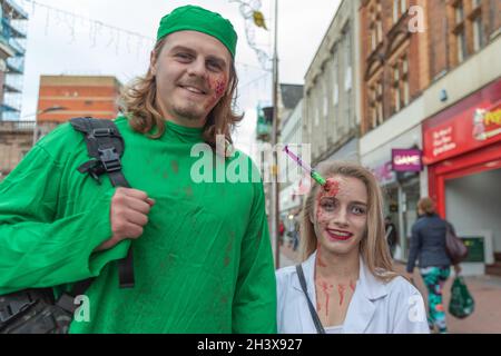 30 ottobre 2021. Southend on Sea, Regno Unito. I partecipanti in costume partecipano a una sfilata di Halloween lungo il lungomare di Southend, Essex. L'evento presenta abiti spettrali, luci festive e coinvolgimento del pubblico in una celebrazione stagionale. Penelope Barritt/Alamy Live News Foto Stock