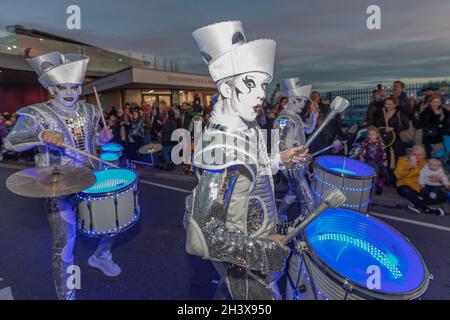 30 ottobre 2021. Southend on Sea, Regno Unito. Artisti di strada in costumi d'argento e tamburi brillanti intratterranno la folla durante la sfilata di Halloween di Southend-on-Sea al crepuscolo. Penelope Barritt/Alamy Live News Foto Stock