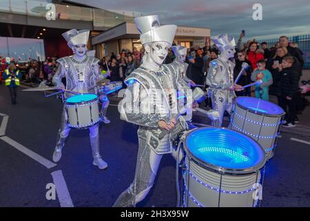 30 ottobre 2021. Southend on Sea, Regno Unito. Futuristici artisti di strada in costumi d'argento e tamburi illuminati intratterranno la folla sul lungomare di Southend durante l'annuale sfilata di Halloween. Penelope Barritt/Alamy Live News Foto Stock