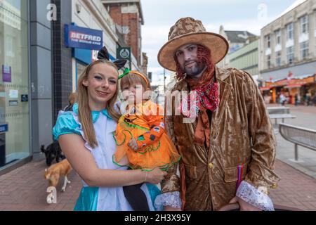 30 ottobre 2021. Southend on Sea, Regno Unito. Adulti e bambini ad Alice nel paese delle meraviglie e costumi a tema zucca durante la sfilata di Halloween sul lungomare di Southend. Festosa scena di strada con negozi e spettatori. Penelope Barritt/Alamy Live News Foto Stock