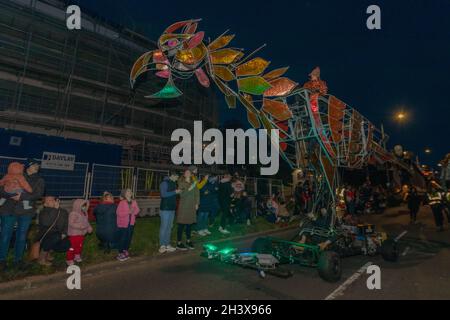 30 ottobre 2021. Southend on Sea, Regno Unito. Drago meccanico illuminato che sfilano lungo il lungomare di Southend durante un evento di Halloween della comunità. Gli spettatori fiancheggiano la strada con luci vivaci, costumi e maestria ingegneristica che creano uno spettacolo notturno di festa. Penelope Barritt/Alamy Live News Foto Stock