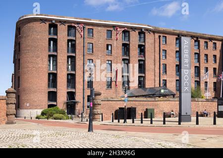 LIVERPOOL, UK - LUGLIO 14 : Holiday Inn Express at Albert Dock Liverpool, Inghilterra il 14 Luglio 2021. Due persone non identificate Foto Stock