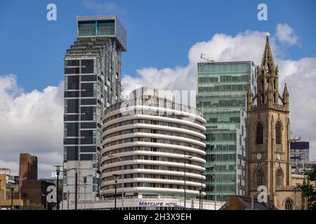 LIVERPOOL, UK - LUGLIO 14 : miscela di vecchi e nuovi edifici vicino al lungomare di Liverpool, UK il 14 luglio 2021 Foto Stock