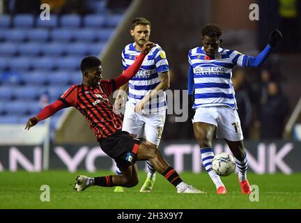 Jefferson Lerma di Bournemouth (a sinistra) e Tom DELE-Bashiru di Reading combattono per la palla durante la partita del campionato Sky Bet al Madejski Stadium di Reading. Data foto: Sabato 30 ottobre 2021. Foto Stock