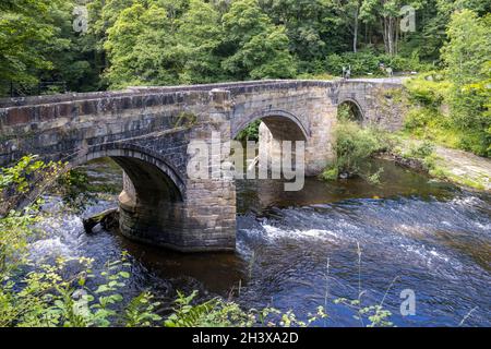 FRONCYSYLLTE, WREXHAM, GALLES - LUGLIO 15 : Ponte di pietra sul fiume Dee vicino a Pontcysyllte Aqueduct, Frontcysyllte, Wrexham, Wale Foto Stock