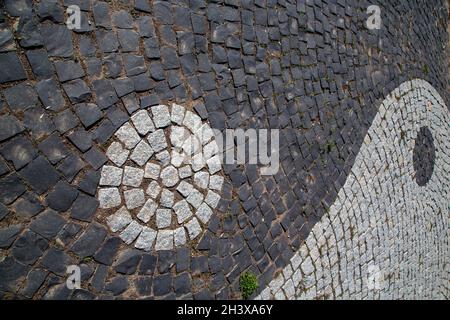 Simbolo Ying e yang realizzato con ciottoli. Foto Stock