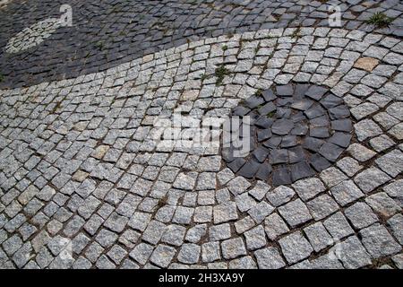 Simbolo Ying e yang realizzato con ciottoli. Foto Stock