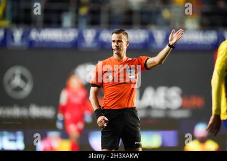 SINT TRUIDEN, BELGIO - OTTOBRE 30: L'arbitro Bram Van Driessche durante la partita della Jupiler Pro League tra Sint-Truidense VV e Club Brugge KV a Stayen il 30 Ottobre 2021 a Sint Truiden, Belgio (Foto di Joris Verwijst/Orange Pictures) Foto Stock