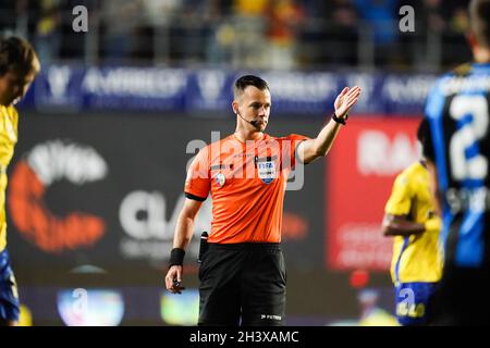 SINT TRUIDEN, BELGIO - OTTOBRE 30: L'arbitro Bram Van Driessche durante la partita della Jupiler Pro League tra Sint-Truidense VV e Club Brugge KV a Stayen il 30 Ottobre 2021 a Sint Truiden, Belgio (Foto di Joris Verwijst/Orange Pictures) Foto Stock