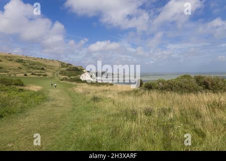 BEACHY HEAD, SUSSEX, UK - 29 LUGLIO: Vista a distanza di Eastbourne nel Sussex orientale il 29 luglio 2021. Due persone non identificate Foto Stock