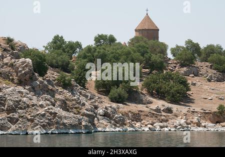 Akdamar Island con una vecchia chiesa armena (10 ° secolo) nel lago Van, Turchia Foto Stock