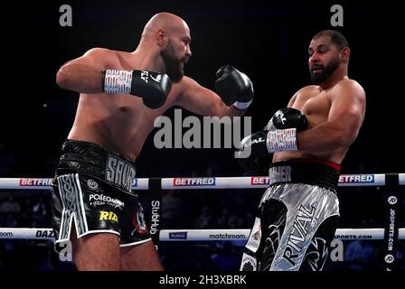 Alen Babic (a sinistra) ed Eric Molina in azione durante il concorso internazionale dei pesi massimi alla 02 Arena di Londra. Data foto: Sabato 30 ottobre 2021. Foto Stock