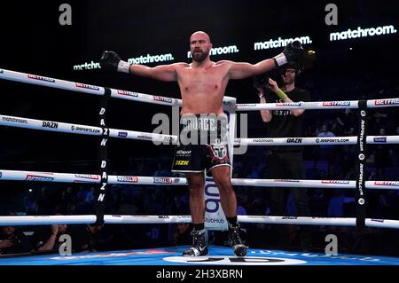 Alen Babic durante la sua partita contro Eric Molina nell'International Heavyweight Contest alla 02 Arena di Londra. Data foto: Sabato 30 ottobre 2021. Foto Stock