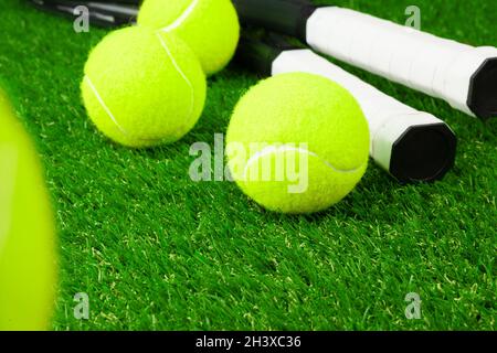 Palle da tennis su erba primo piano. Attrezzature da tennis Foto Stock