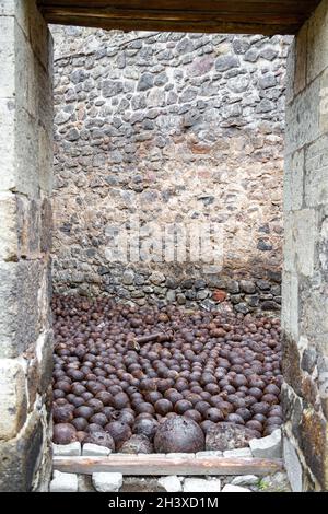 Storicamente le palline di cannoni all'interno del castello di Erzurum, nella Turchia orientale. Foto Stock