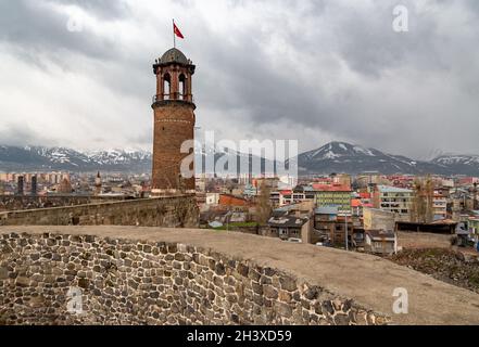 La storica torre dell'orologio all'interno del castello di Erzurum, nella Turchia orientale. Foto Stock