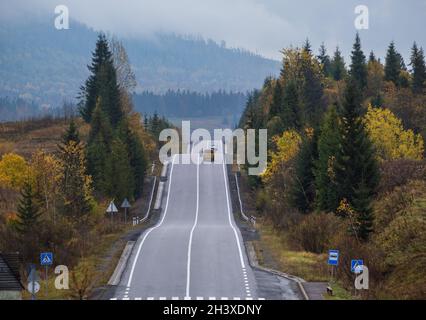 Le montagne Carpazi e l'autostrada sul passo di montagna, Ucraina. Foto Stock
