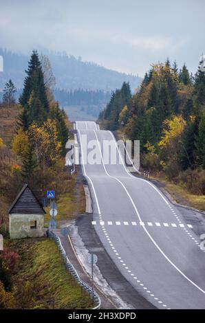 Le montagne Carpazi e l'autostrada sul passo di montagna, Ucraina. Foto Stock