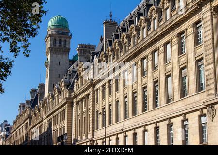 Vista sulla città dell'architettura esterna in pietra dell'Università della Sorbona di Parigi, un college pubblico di ricerca Foto Stock