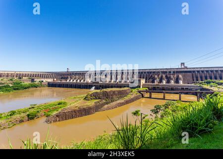 Massiccia diga idroelettrica di Itaipu sul fiume Parana situata al confine tra Brasile e Paraguay Foto Stock