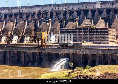 Itaipu turbine idroelettriche a diga sul fiume Parana situato al confine tra Brasile e Paraguay Foto Stock